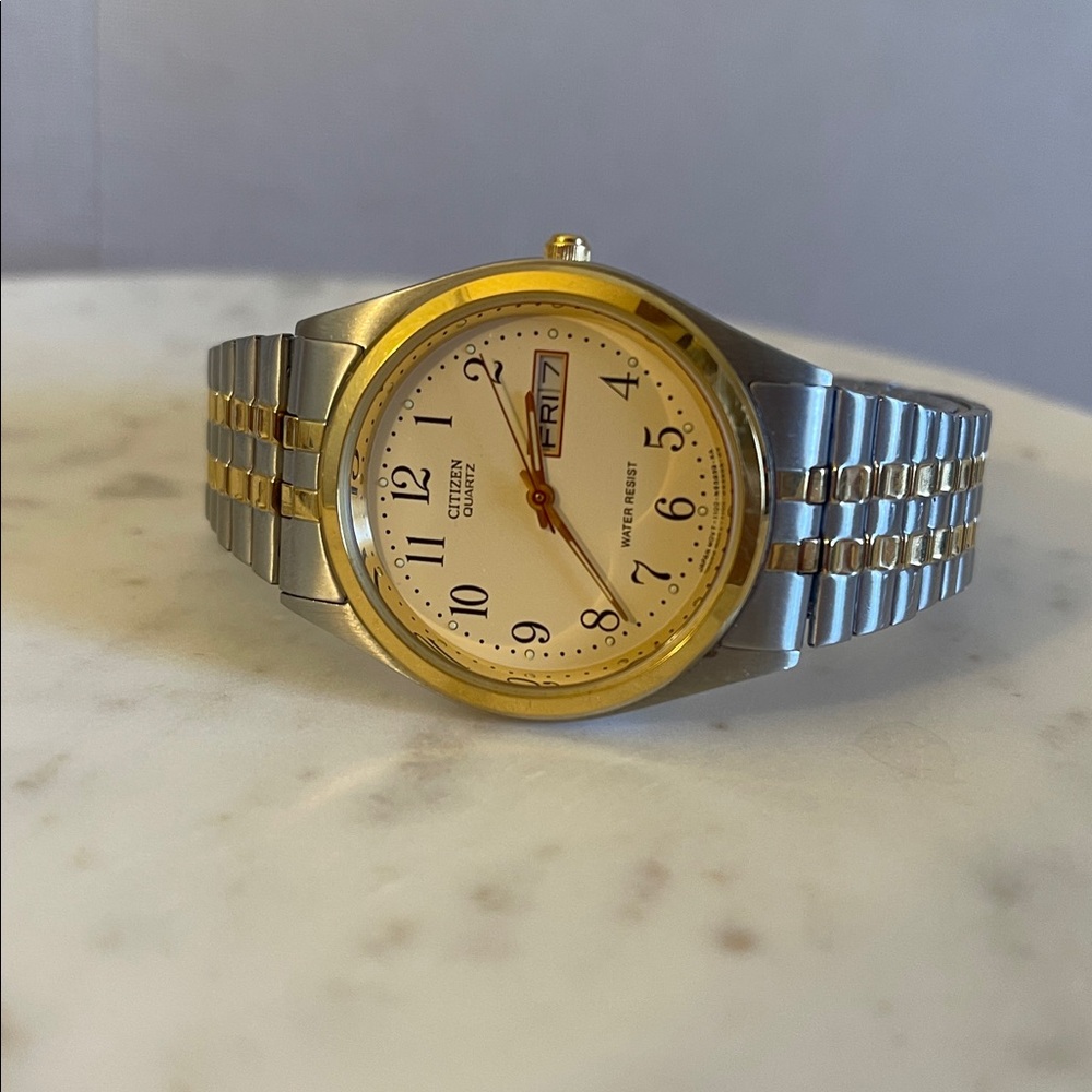 Preowned like New Condition Citizen Men’s watch Two-Tone with Stretch Bracelet. - Picture 6 of 11